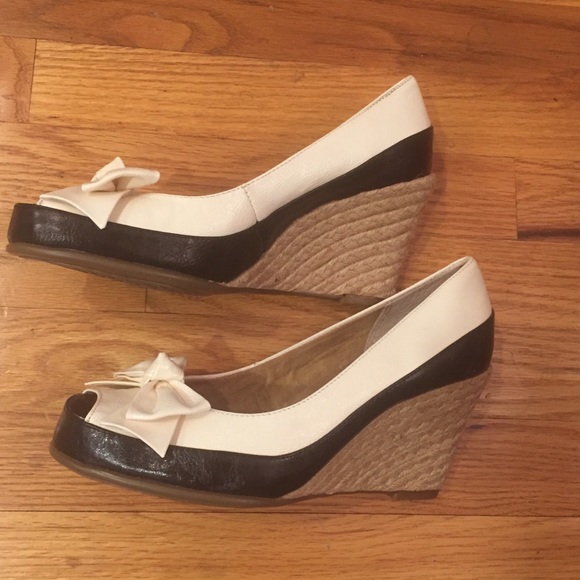 AEROSOLES Shoes - AEROSOLS Peep Toe Wedge Black & Off White Espadrilles 8